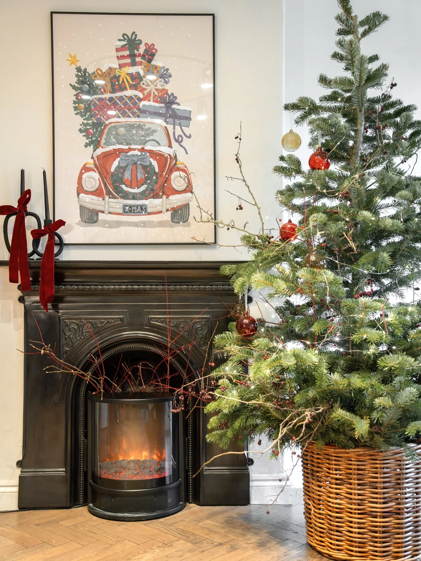 Guest ready and feeling festive! 😊 The tree is up and we&rsquo;re officially accepting mince pie requests.

|
|
#hotels #bathengland #christmas #feelingfestive #christmastree #mincepies #bathhotel #reception