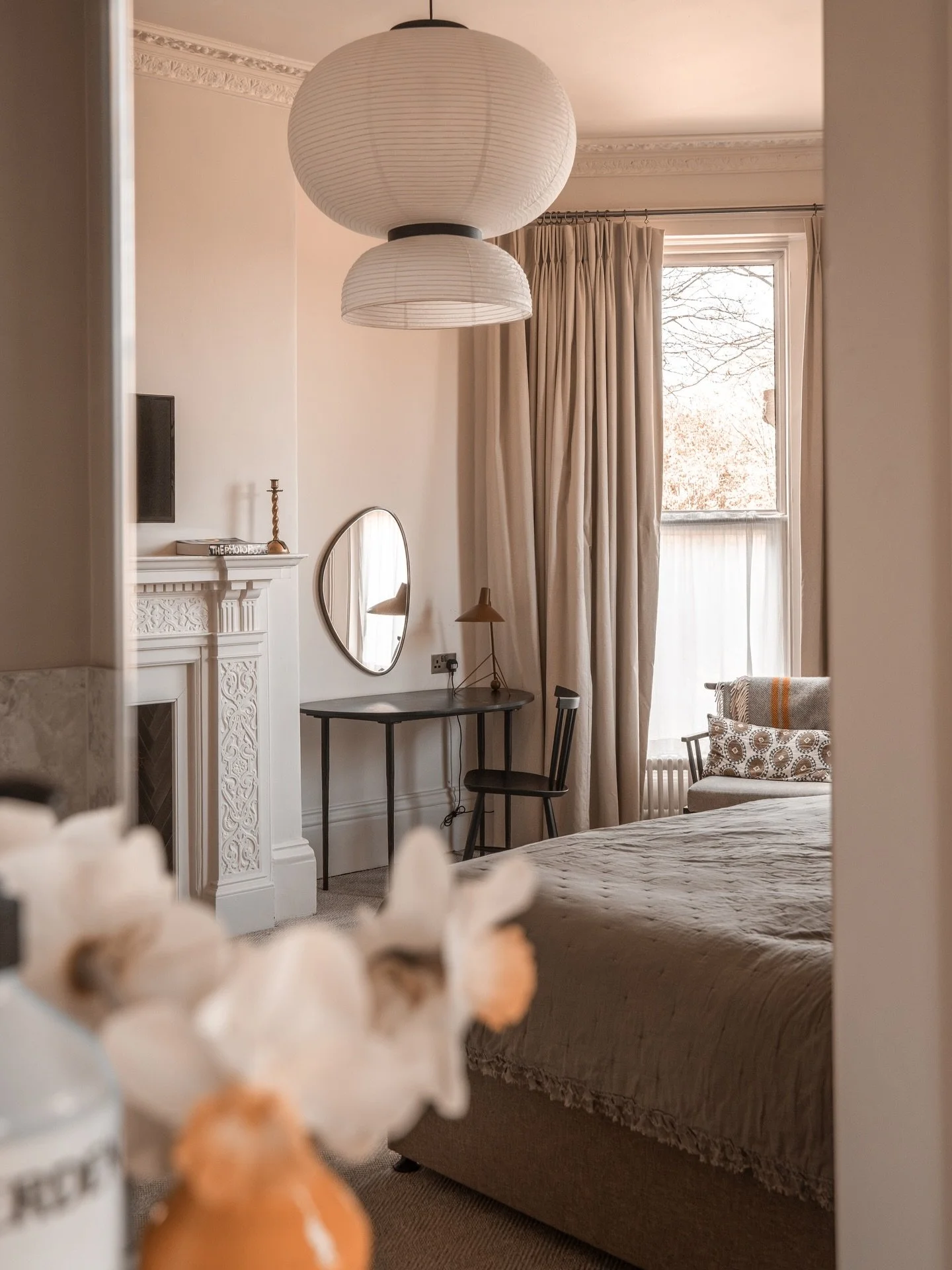 Spring, softly unfolding in Bath.
Stay a little longer with our midweek offering - book 2 nights and enjoy a third on us.

Slow mornings, garden light, and the city just beginning to bloom.
Available Sunday to Thursday, until the end of April exclusi