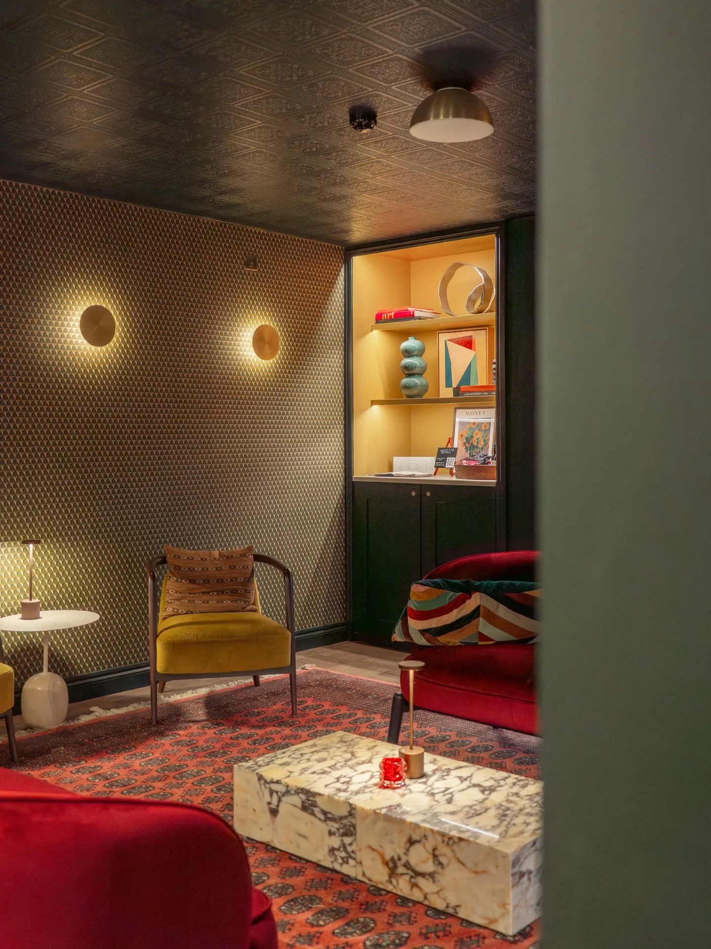 Welcome to our residents lounge. Help yourself to a chilled drink or a quick snack from our Honesty Bar, find a cosy corner, and simply unwind. No rush, no fuss.

#guesthouse #bath #lounge #relaxing #evenings