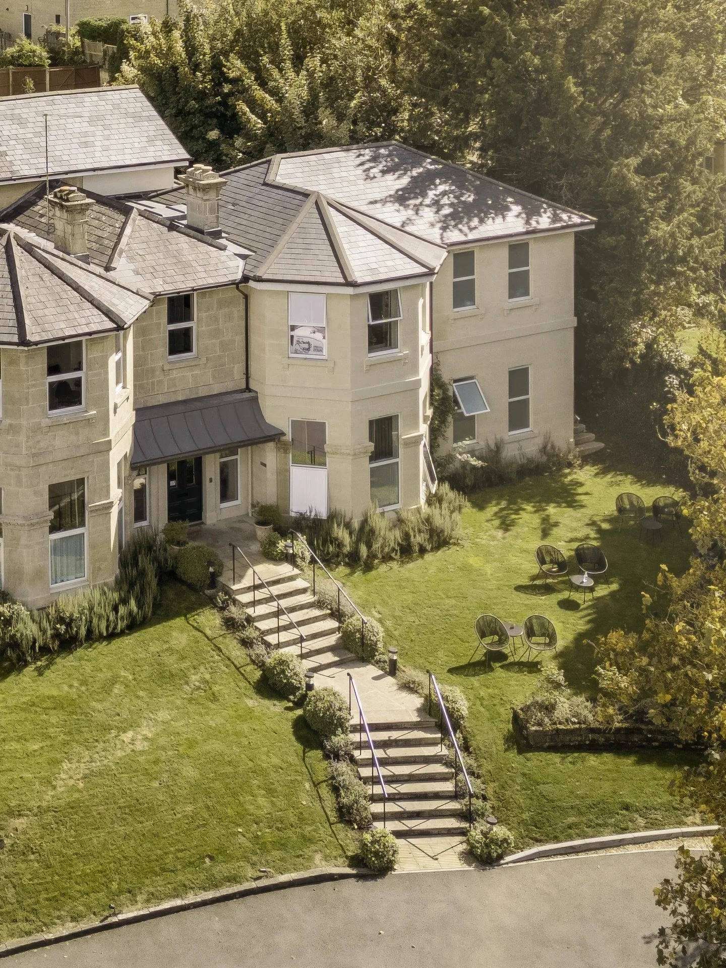 Where the pace of your travels finally slows to a stroll.

#leightonhouse_bath #slowtravelling #placestostay #bathengland #hotels