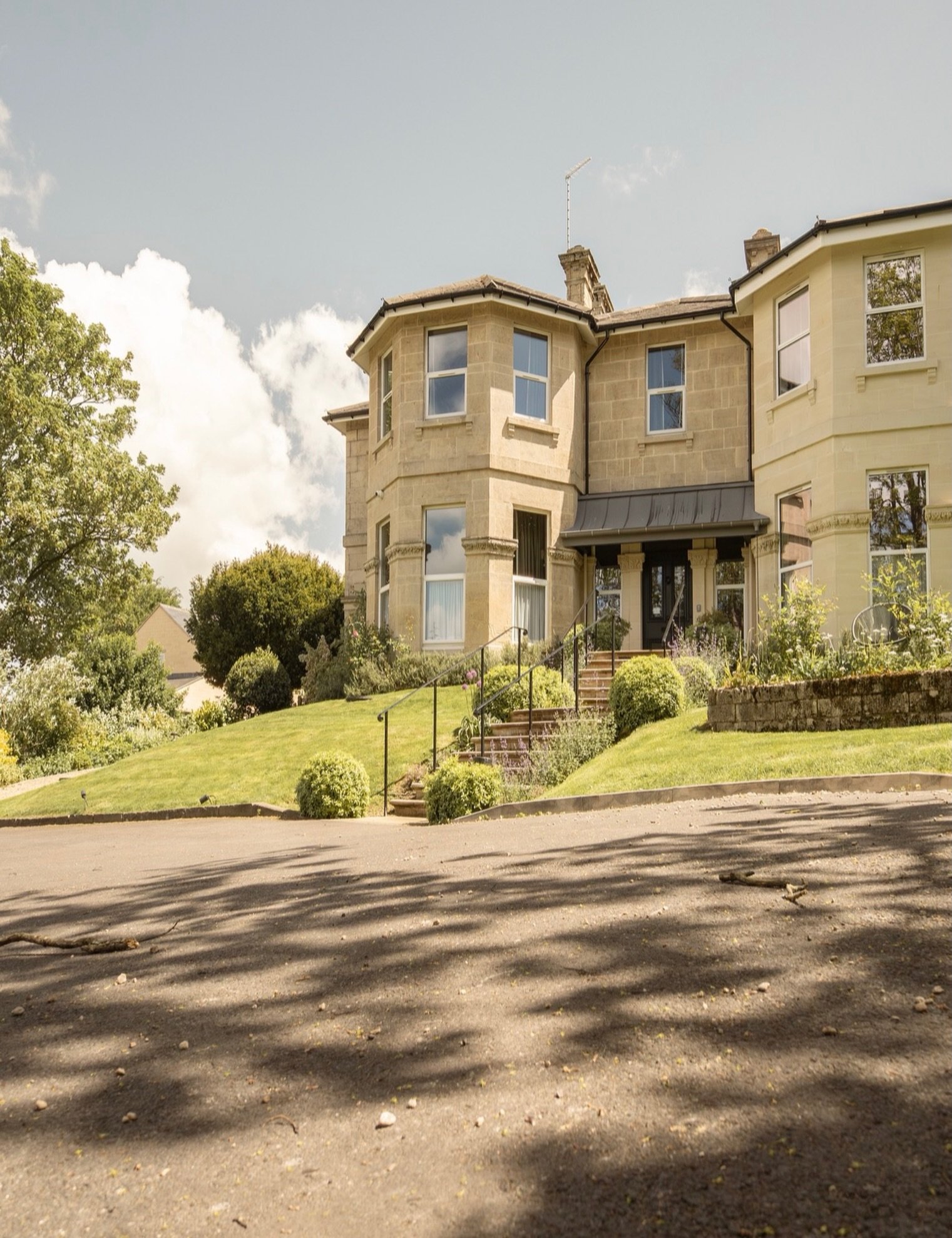 It&rsquo;s a hot bank holiday Monday here in Bath 🌞 feel like taking a break from the sun? Our guests can take comfort in the fact our rooms are air conditioned.

#bankholidaymonday #heatwave #summer #bathengland #boutiquehotel
