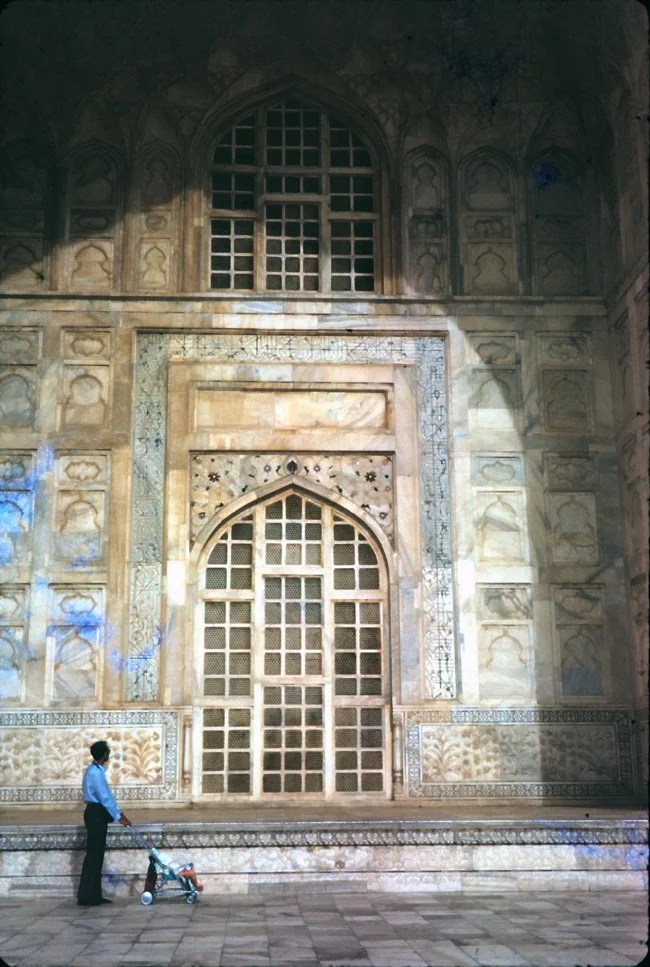 AR10 Agra Taj Mahal Phil David 04 1966.jpg