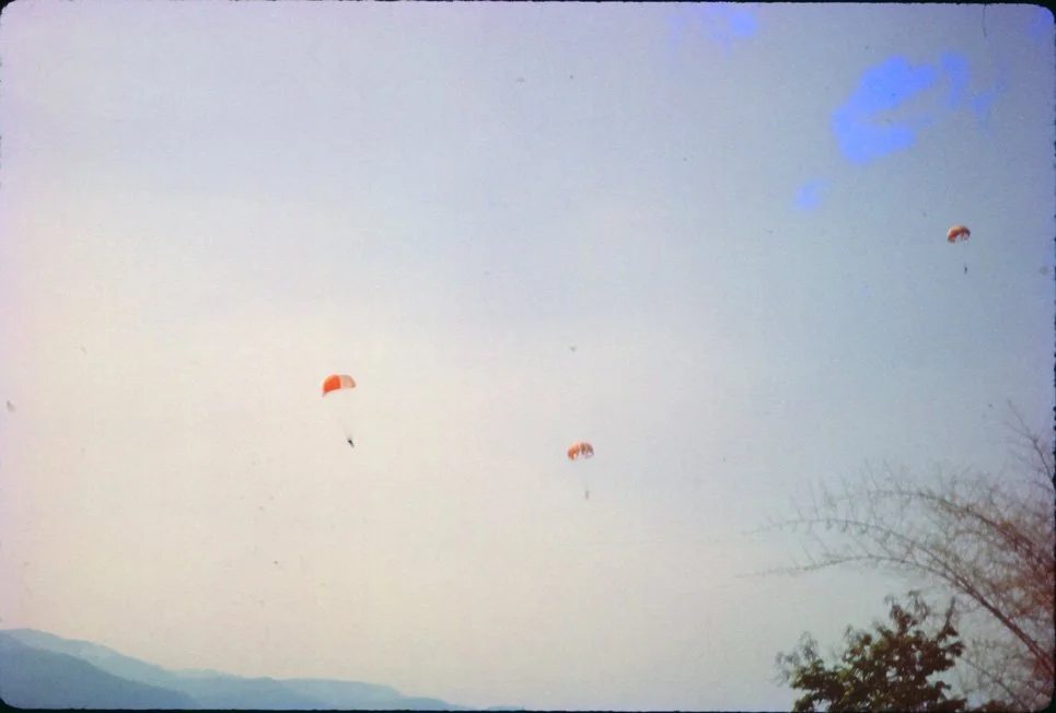 AL22 Chiang Mai Parachute Jumping 03 1965.jpg