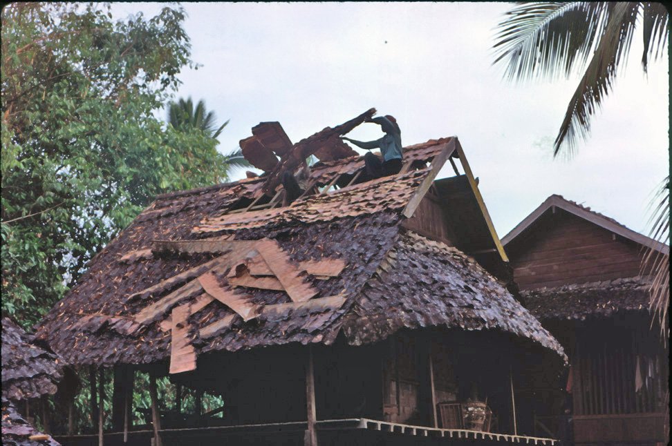 KA26 Masseriang Karen Village roof 04 1967.jpg