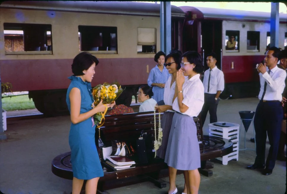 AO36 Chiang Mai Station Weepar leaving 071965.jpg