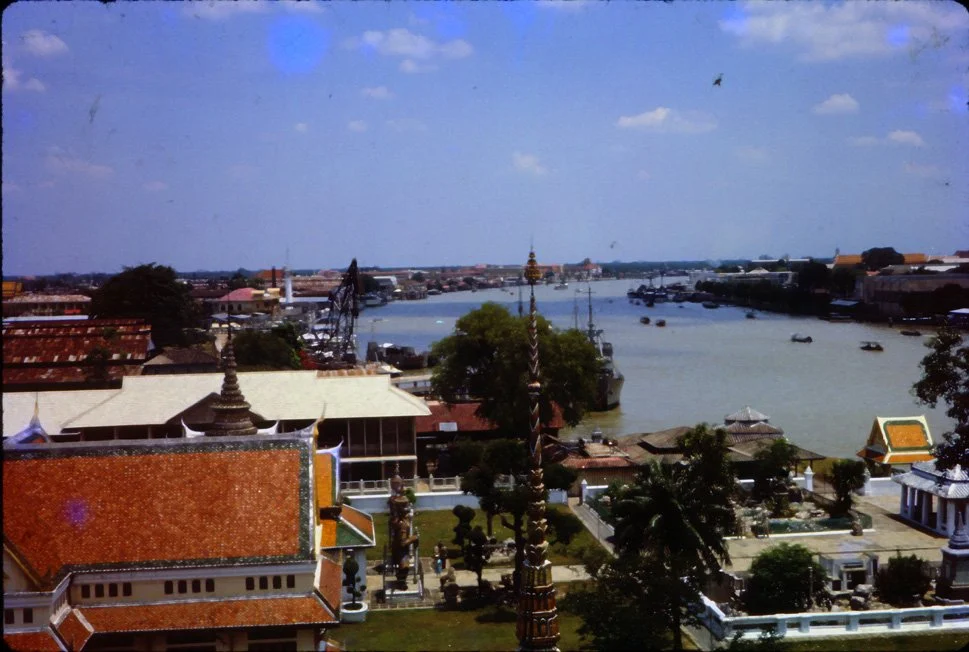 AN05 Bangkok Wat Arun scene of river 041965.jpg