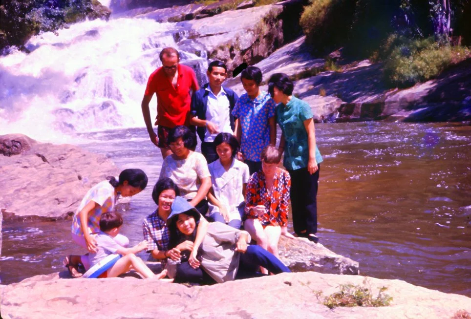 ya10g Mae Klang Phil David Pat Bradbeer group 08 1969.jpg