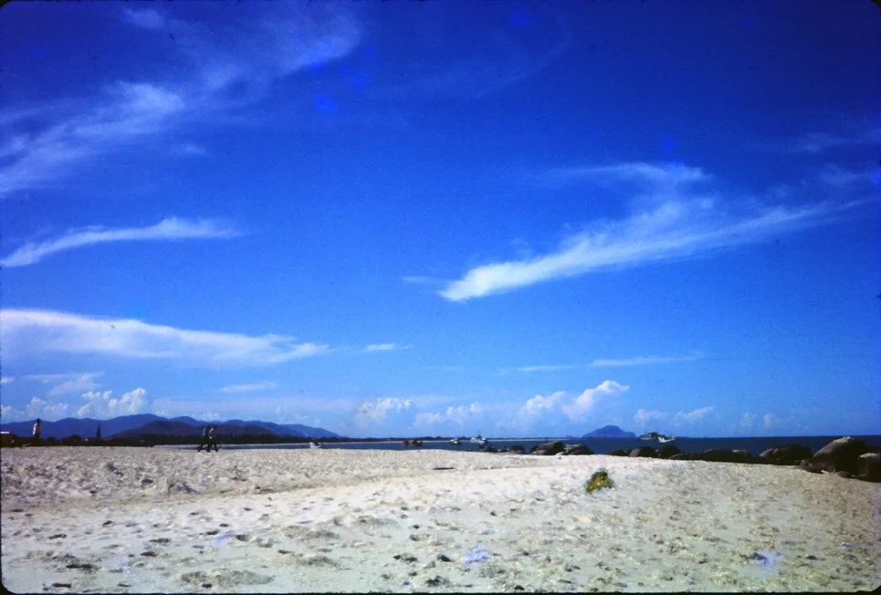 AM04 Hua Hin Hotel Beach 04 1965.jpg