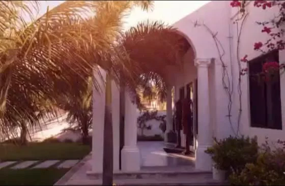 &iexcl;Bienvenidos a un mundo donde cada paso es una invitaci&oacute;n a la maravilla! En Hotel Casa Roma, la luz dorada ba&ntilde;a nuestra elegante arquitectura, invit&aacute;ndote a pasear por arcos encantadores y senderos vibrantes. Cada rinc&oac