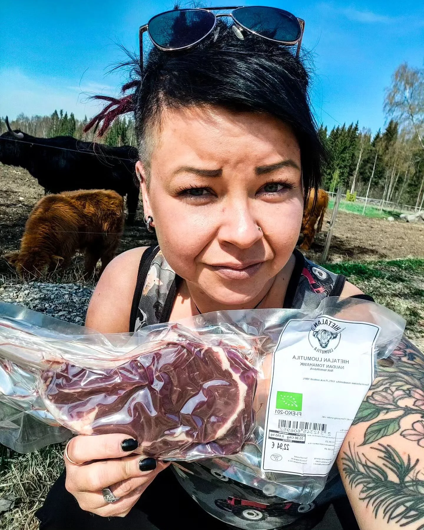 Leikkaamon pojat ahkeroi meille myyntiin niin hyvännäköistä tavaraa ettei tosikaan! 😋
Miä fiilistelen tulevaa kesää ja grillikautta ja pidän sittenkin myymälän auki huomenna perjantaina KOKO PÄI
