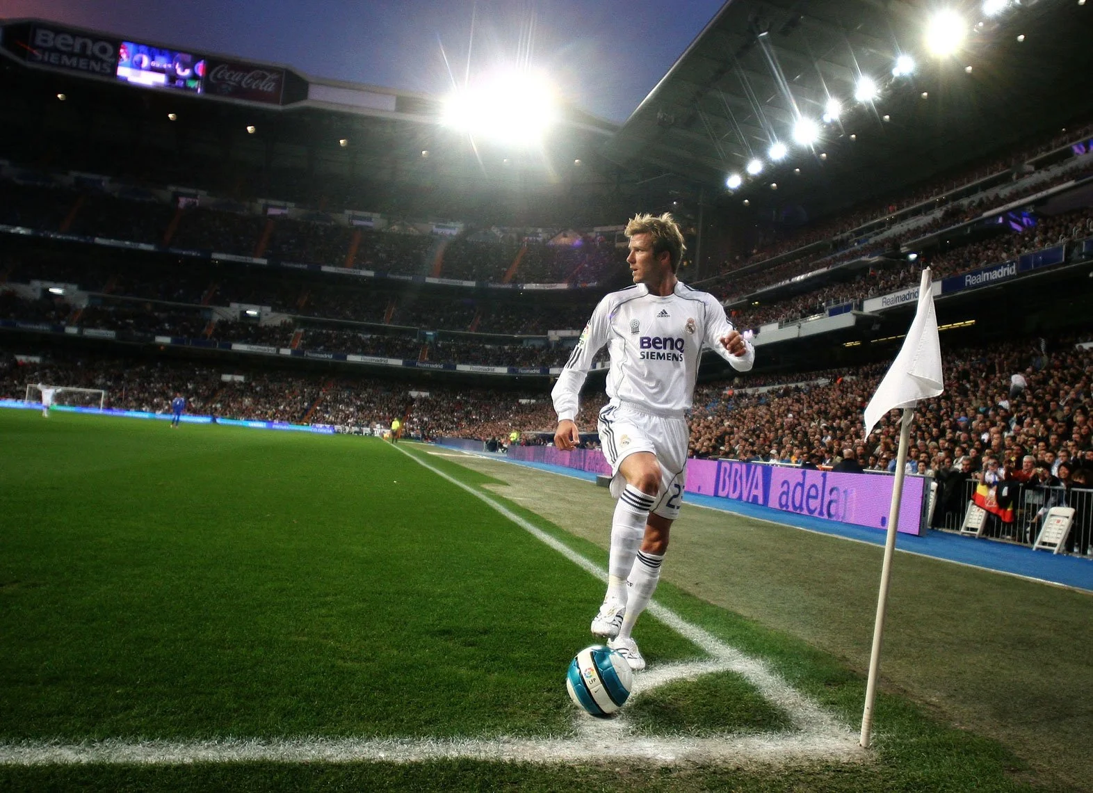 David Beckham takes a corner kick at Bernabeu. ©Denis Doyle/Getty Images