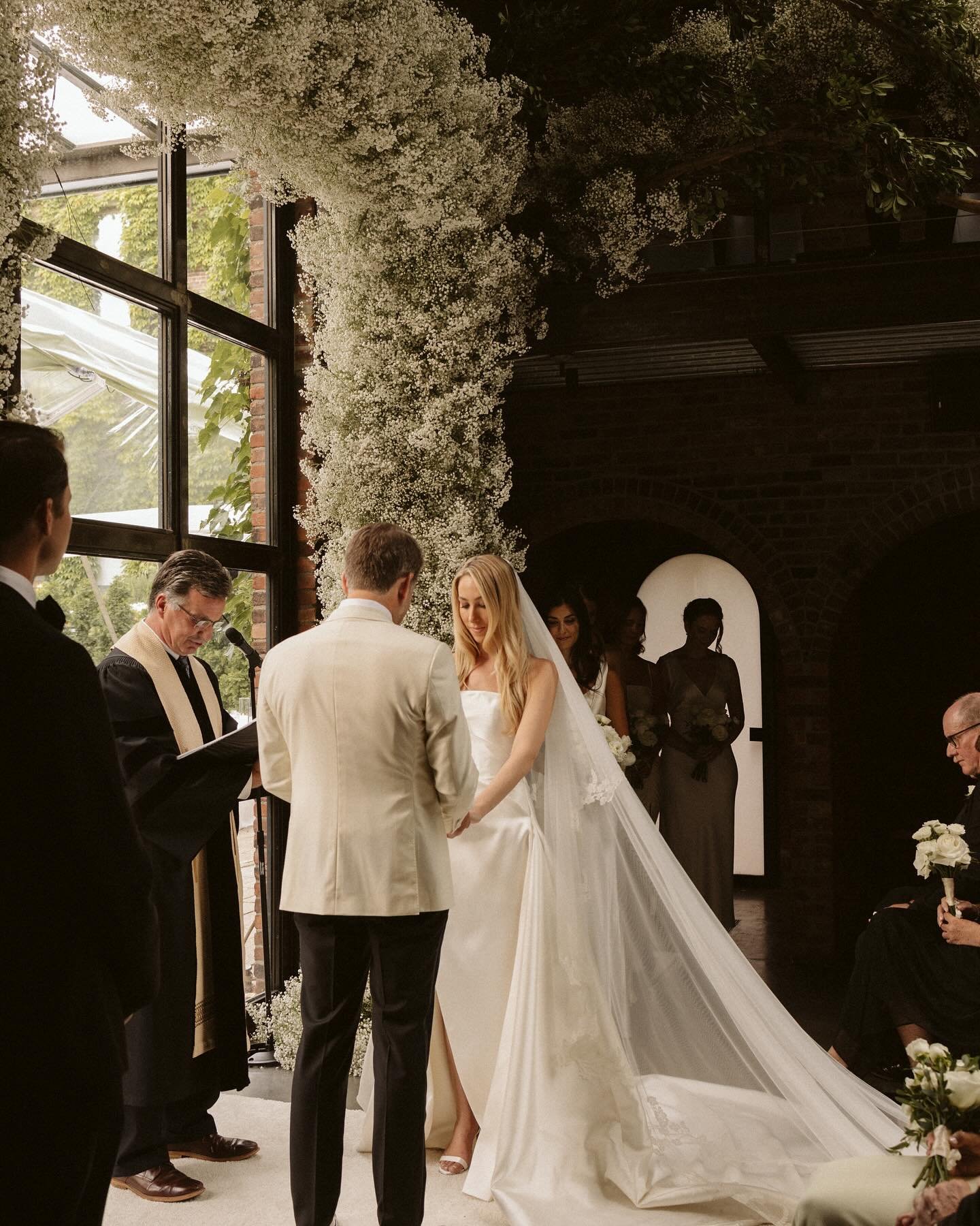 And now for something a little different - E&amp;R had minimalist tabletop decor but decked out the venue in lush clouds of baby&rsquo;s breath ☁️☁️

Photo | @dosmasenlamesa
Venue | @thefoundrylic
Coordination | @tkeventsnyc
Catering |@marceybrownste