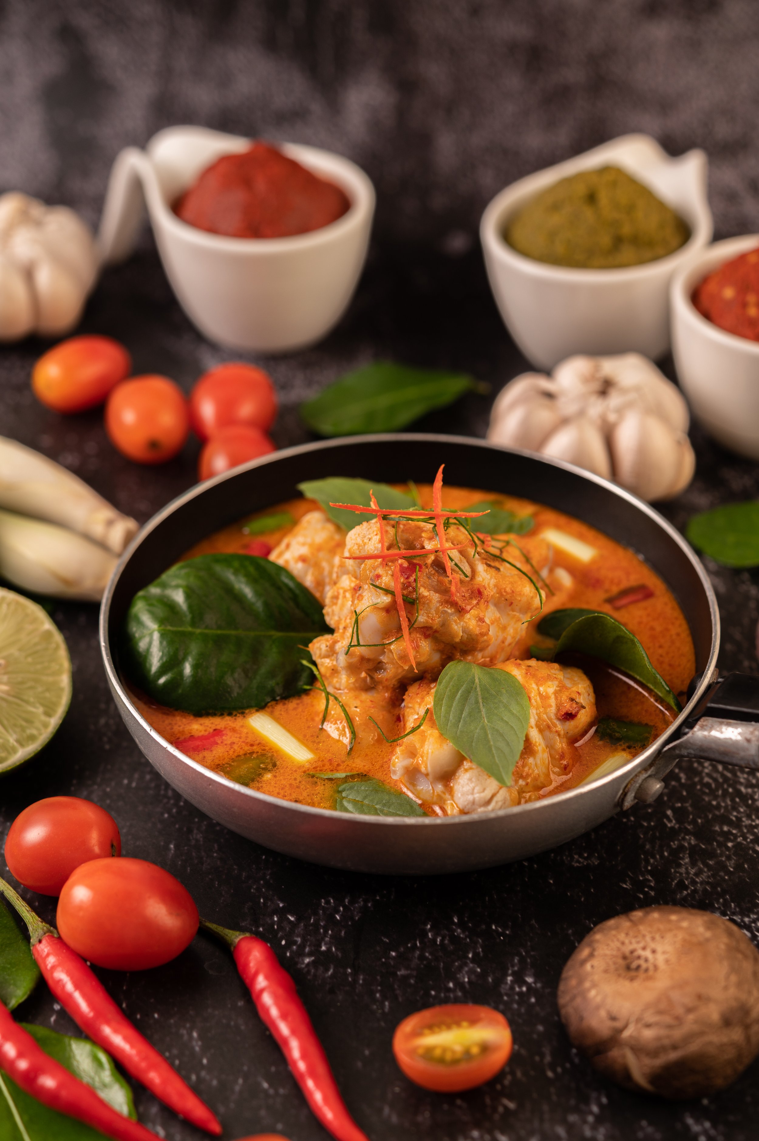 chicken-curry-pan-with-lemongrass-kaffir-lime-leaves-tomatoes-lemon-garlic.jpg