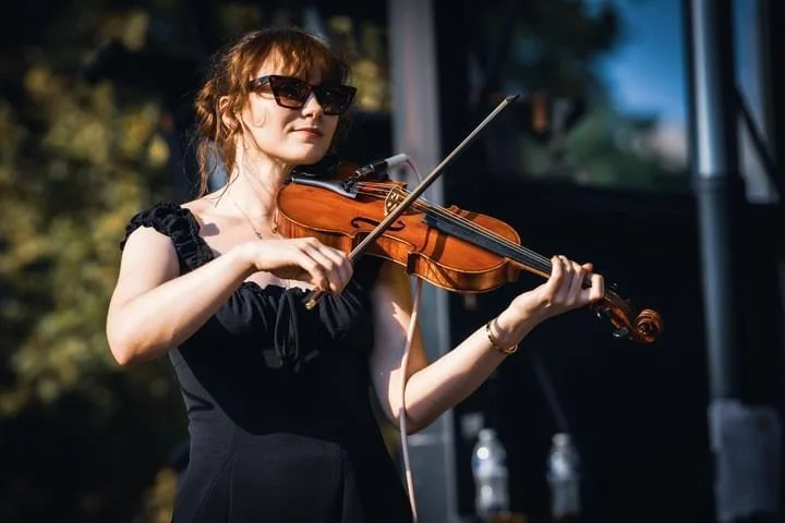 LIVE MUSIC: Caroline Vain Duo