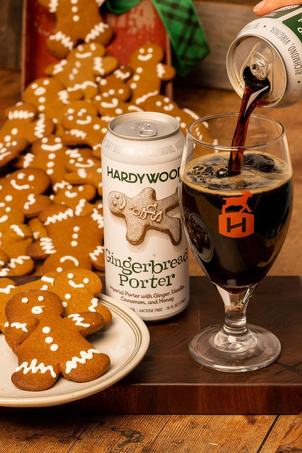 Hardywood Gingerbread Porter 16oz can next to gingerbread cookies and glass pour