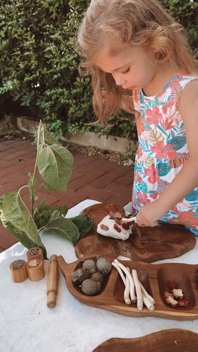 This belief sits at the heart of everything we do at Picnic and Play ♥οΈ
Each session is thoughtfully designed with inspiration from a blend of early childhood approaches, including Montessori, Waldorf, and Reggio Emilia. These philosophies sh