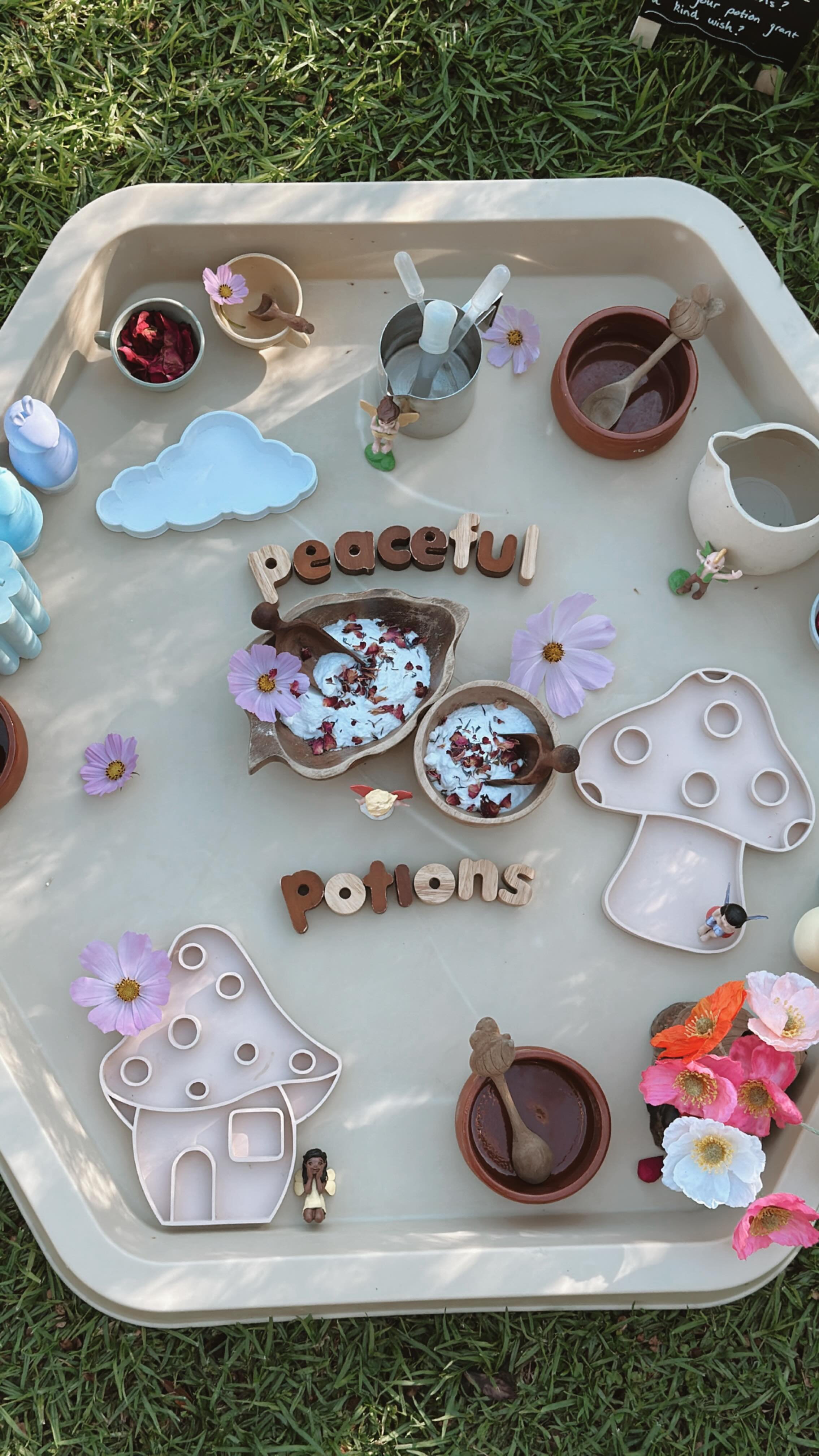 Mindful moments βοΈπβ¨π³ our activities today engaged all 5 senses and invited children to practice mindfulness through nature play, exploration and wonder in a calm environment π€
.
.
.
.
#perthmumsandbubs #perthsensoryplay #perthmums #perthmumsinb