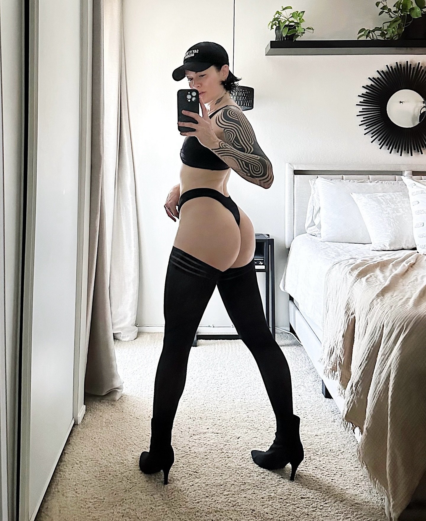 POV: I&rsquo;m your new personal trainer at F į n D &oslash; m Fitness, and together, we&rsquo;re working toward all the gains. 🏋🏻&zwj;♀️💸🏆📈🔮
.
.
.
Despite the continued chaos of current events, we&rsquo;re staying grounded, hydrated, focused o