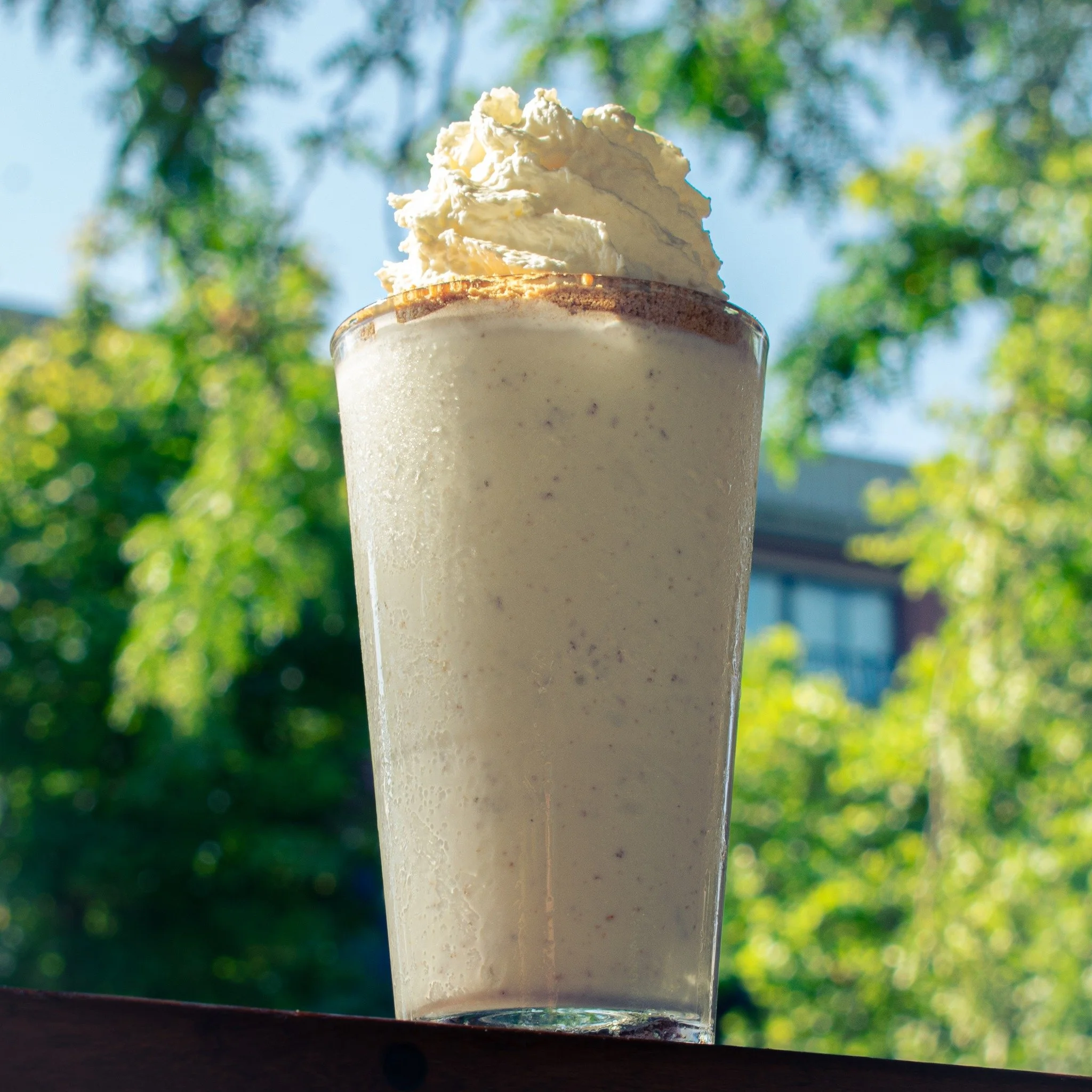 Sweet, creamy and a little tart, what’s not to love about Key lime pie? ๐‍๐ฉ๐ฅง The Key Lime Pie Milkshake has a vanilla custard base swirled with Key lime pie filling and ginger cookie crumbles, topped with whipped cream and a sprinkle of
