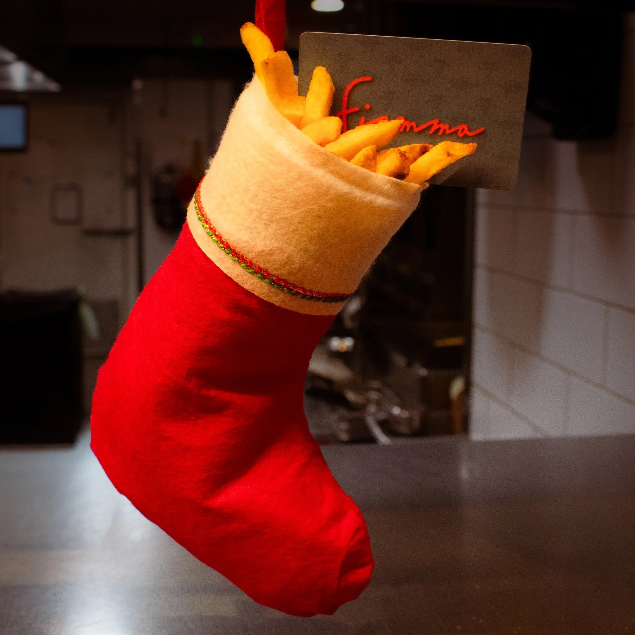 Fiamma gift cards make a perfect stocking stuffer&hellip;.the fries not so much, but you do you 🤷

Fiamma Gift Cards are good for Fiamma Burger, Fiamma Pizza &amp; Pye Hole AKA the perfect gift for anyone who eats. Get $50+ and get a bonus to add to