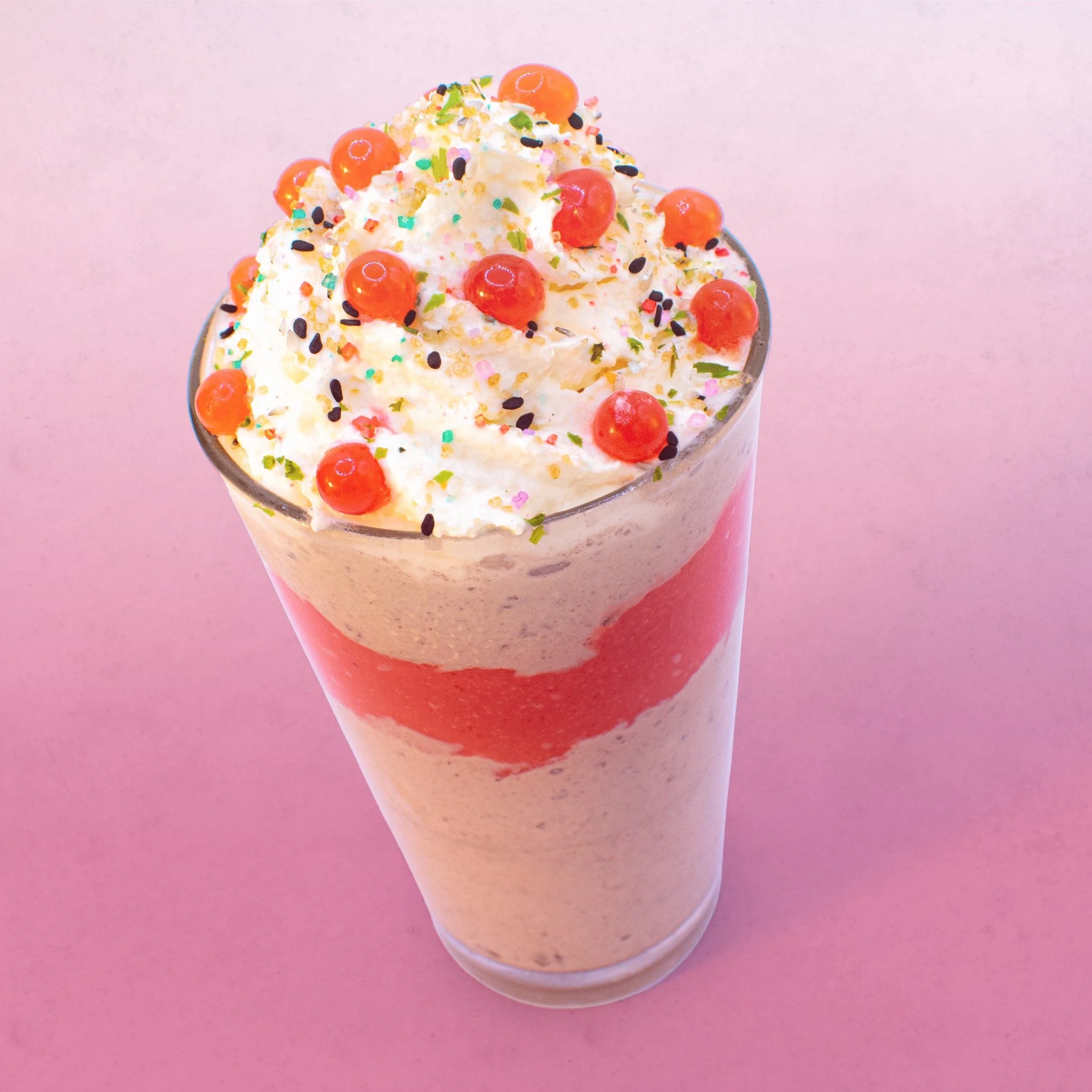 🎵 Look so good, look so sweet, baby you deserve a.... BLACKPINK milkshake 🫰 Black sesame custard swirled with oreos and layered with malted strawberry cream topped with whipped cream, strawberry popping boba and sweet furikake. Available all June l