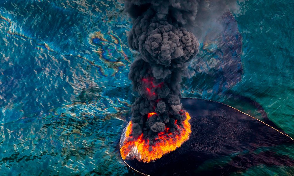 2010-Deepwater-Horizon-Oil-Spill-on-Fire.jpeg
