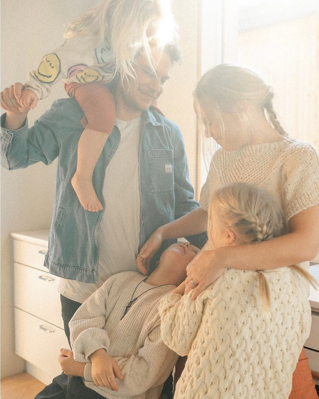 Of one sunny home &ndash;
(in Finnish below)

Lately I have thought a lot how much I love to photograph people in their homes, in their safe place. Where you can get a quick apple snack in between and just be you.

A beautiful space without the peopl