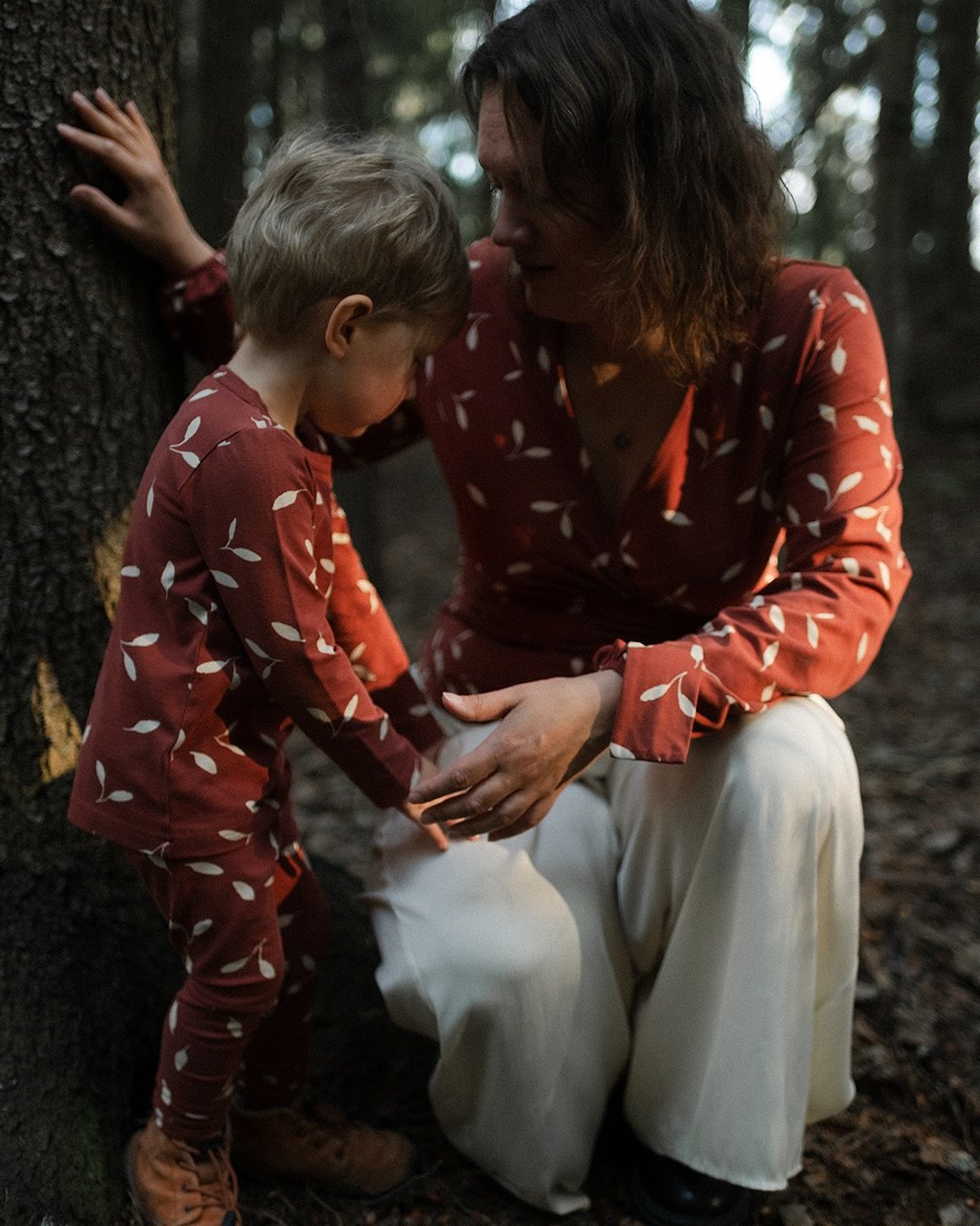 She carries. She packs. She dresses. She feeds. She matches. Her eyes and heart following every little step. Her mind trying to immerse itself to the world of play, searcing those good sticks, maybe for a house. She adapts. She invents. She makes thi