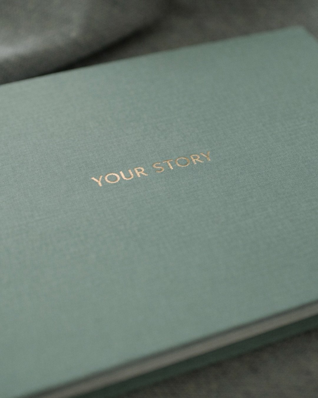 Isovanhempien tarina &ndash;

J&auml;&auml;mmek&ouml; paitsi tarinoista, jotka tapahtuvat ihan silmiemme edess&auml;?

Tunnetko omat isovanhempasi? Tuntevatko omat lapsesi sinun vanhempasi? Millaisia he ovat, miten omat vanhempasi ovat tavanneet, mik