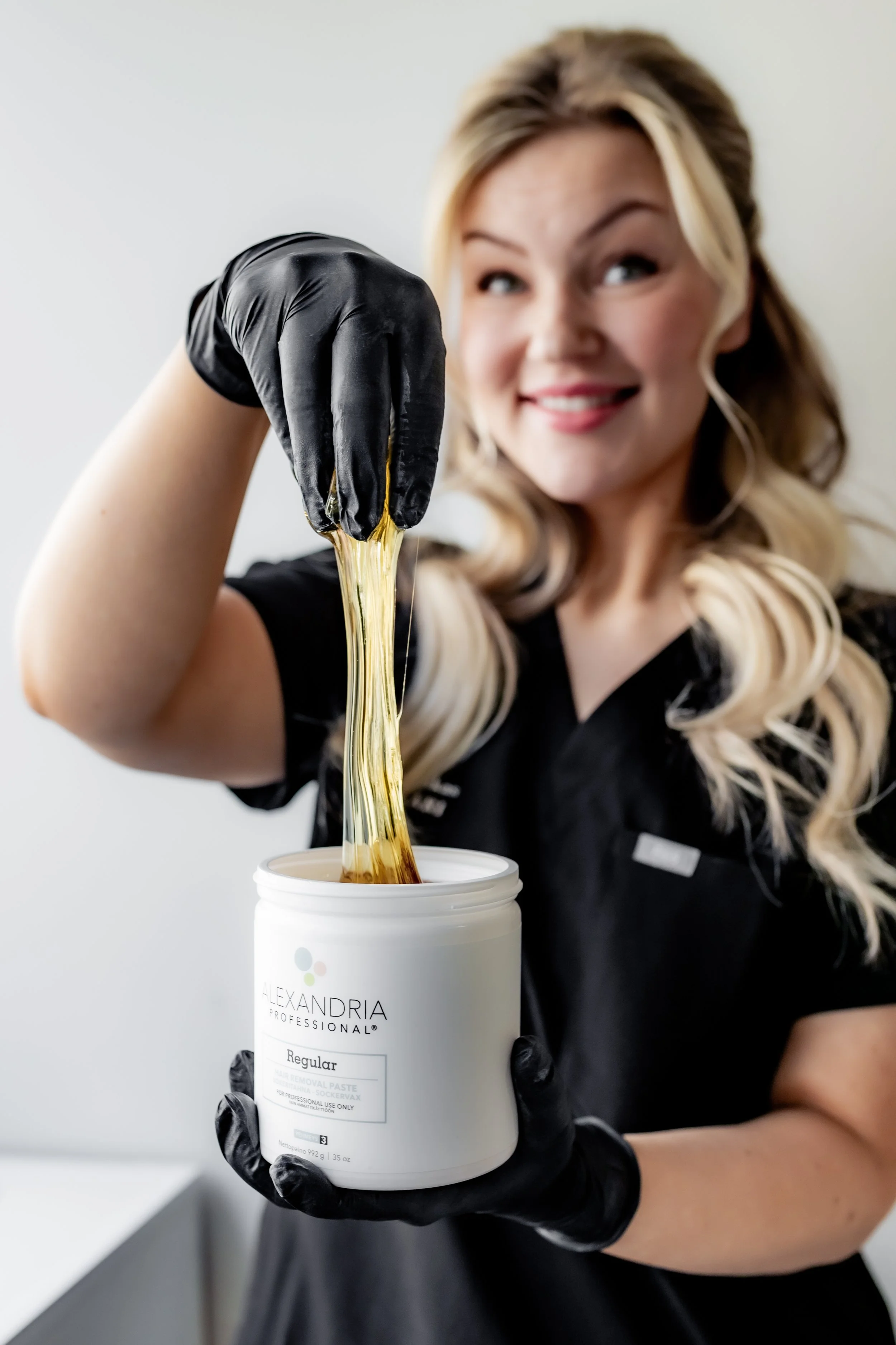 Karvojenpoisto. Sokerointi on hellävarainen. Brassisokerointi ja vartalon alueen soekrointi- Lahti.