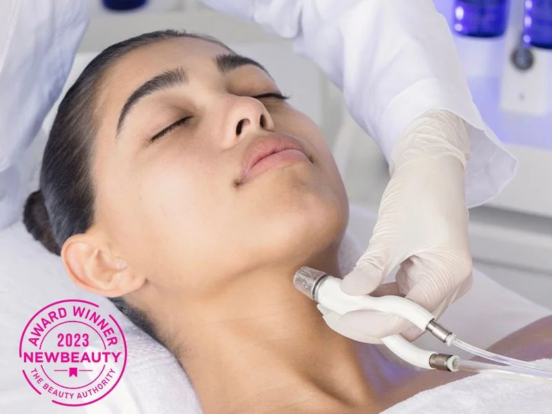 Klinik Synergia Lahti – DiamondGlow™-hoito yhdistää ihon kuorinnan, syväpuhdistuksen ja aktiivisten seerumien infuusion. Tuloksena puhtaampi, heleämpi ja kosteutetumpi iho.