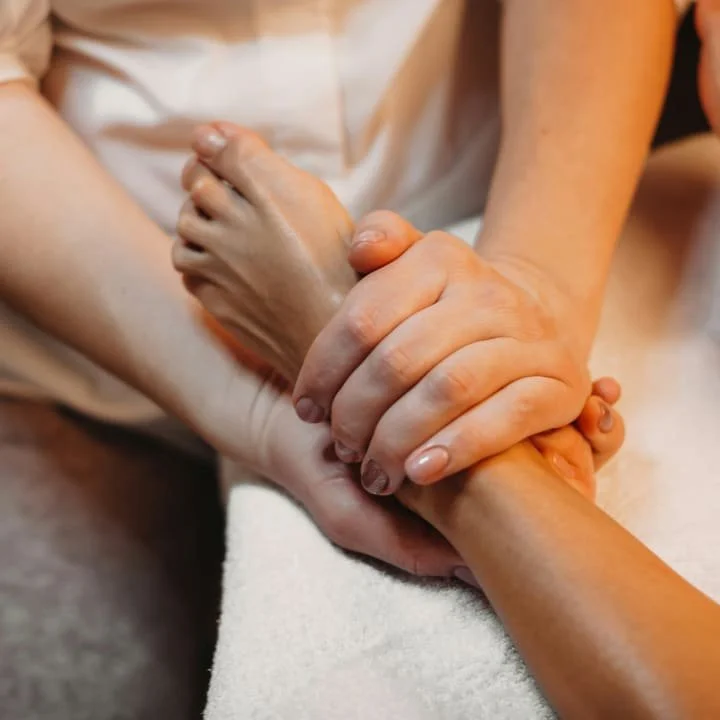 Tehokkaat ja hemmottelevat jalkahoidot. Kovettumien ja känsien poistot, lahti.