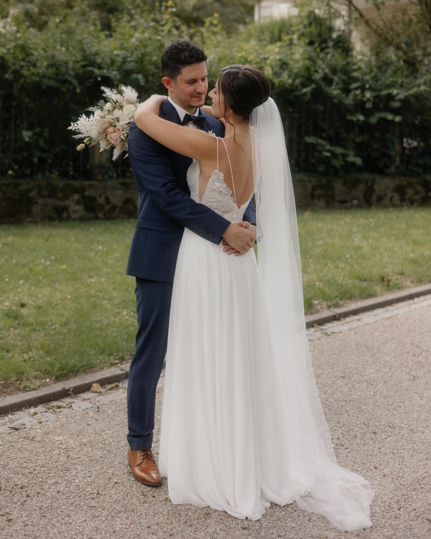 We loved having these two in front of our lens 📸 Don&lsquo;t they look gorgeous together? 🤍

Es war toll, die Beiden vor unserer Linse zu haben 📸 Sehen sie nicht wundersch&ouml;n zusammen aus? 🤍

HMUA: @anastasiabauer.bridalstylist 

#modernweddi