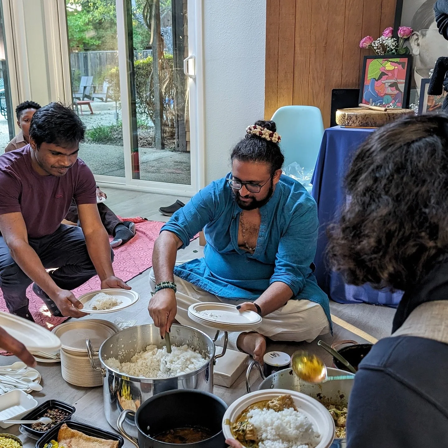 Hiiii im soooo excited to announce that we will be hosting Sri Vamsi Matta @srivamsimatta at the shop next week!! 😭😭😭 an honour to share space facilitated by angels at @h_mew_rk ❤️

@srivamsimatta is in town for their show Come Eat With Me కమ్ ఈట్