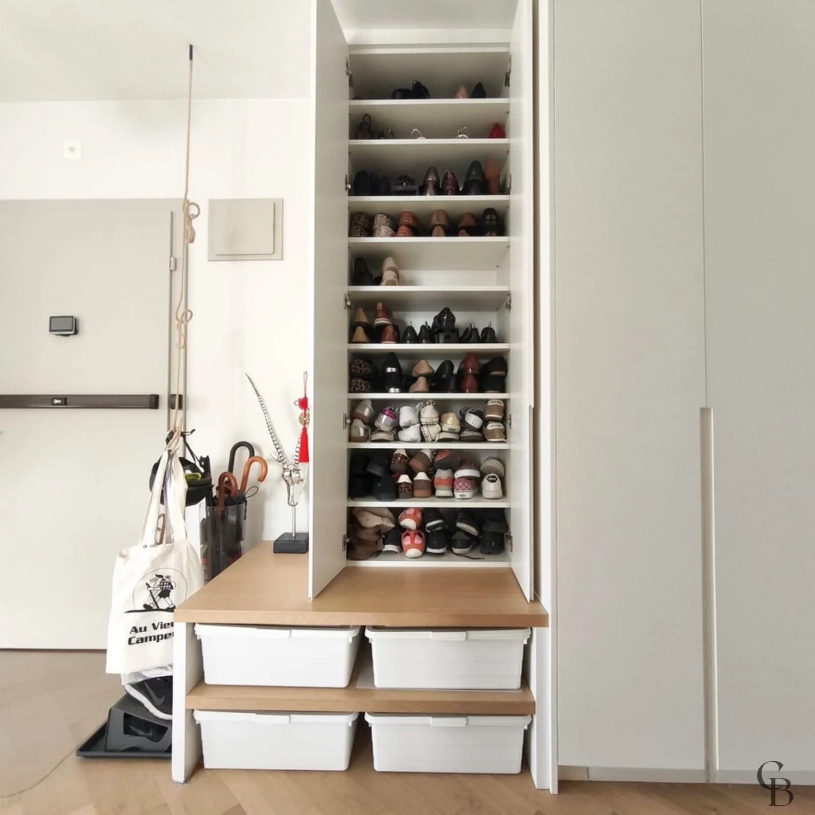Concept & Bois a conçu cette armoire d'entrée sur mesure avec un espace de rangement chaussures parfaitement intégré afin d'optimiser l'organisation du quotidien. Les nombreuses étagères, les rangements discrets et la banquette en bois créent un mobi