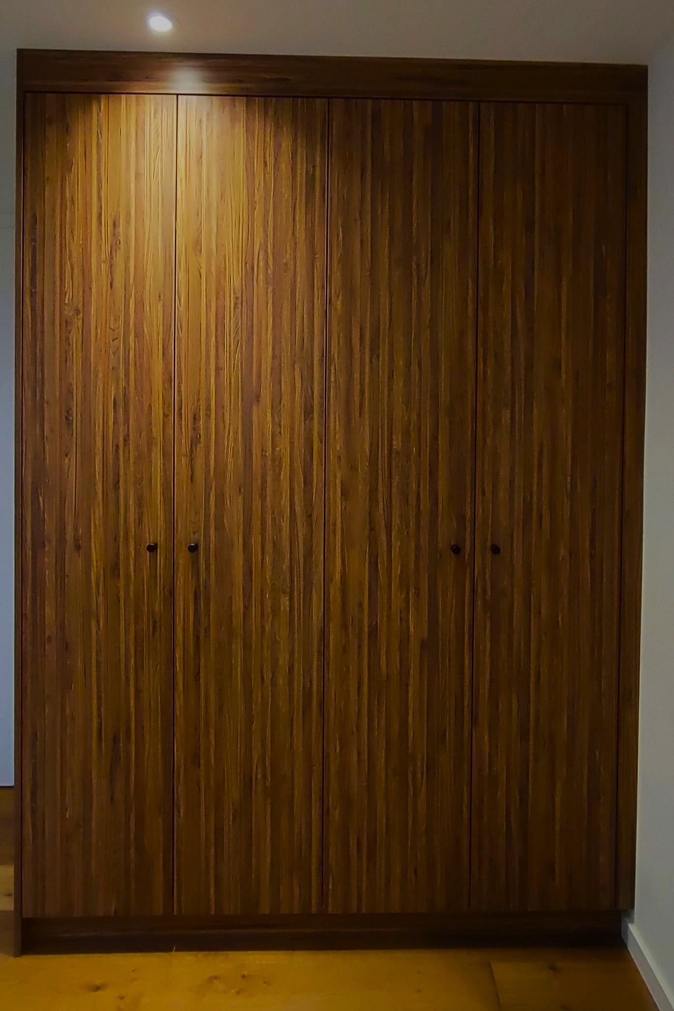 Armoire sur mesure avec double espace de rangement.