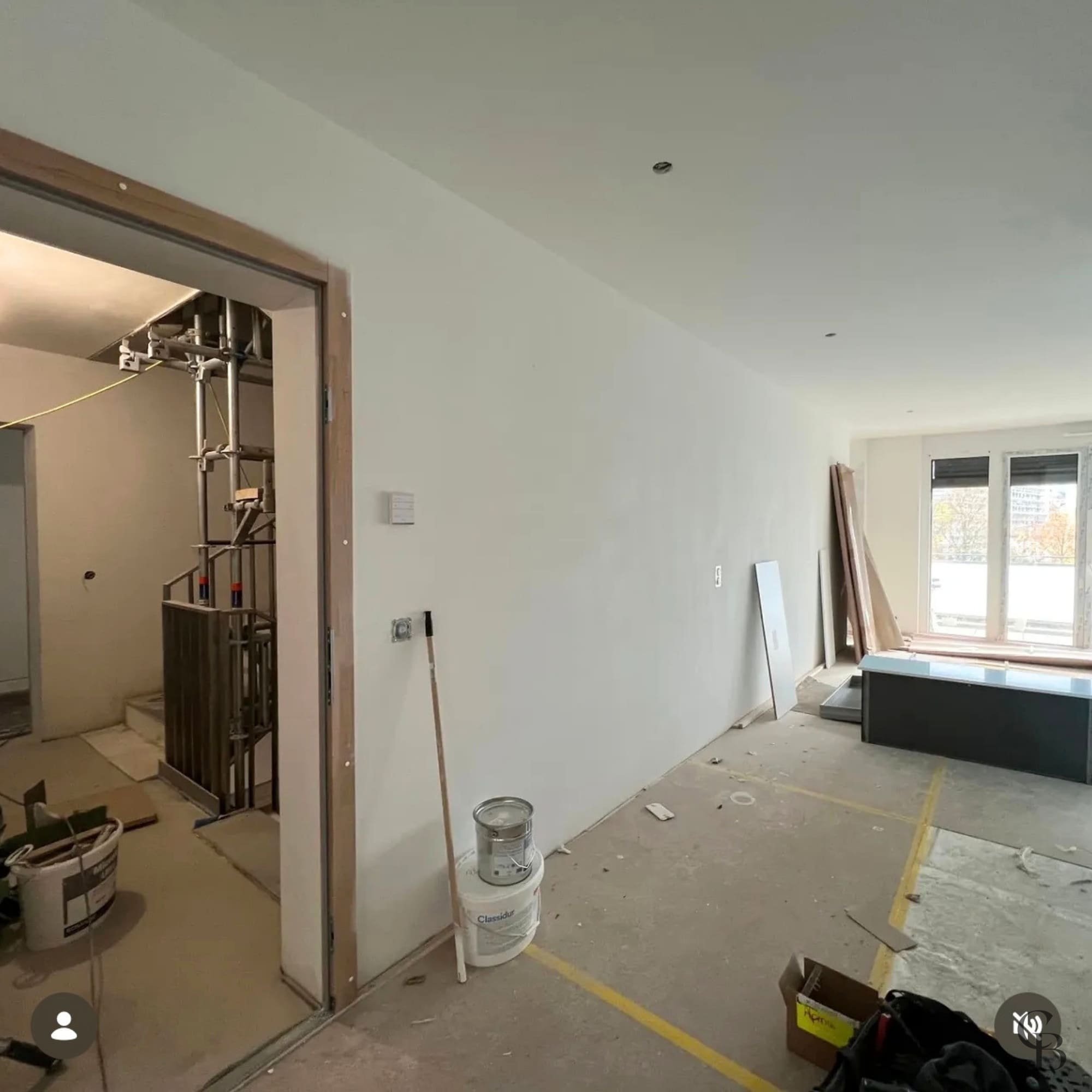 Avant transformation : un espace aux murs nus offrant un fort potentiel d'aménagement. Concept & Bois a imaginé un projet d'agencement intérieur sur mesure intégrant un habillage mural en tasseaux de bois, une porte invisible et un éclairage LED pour