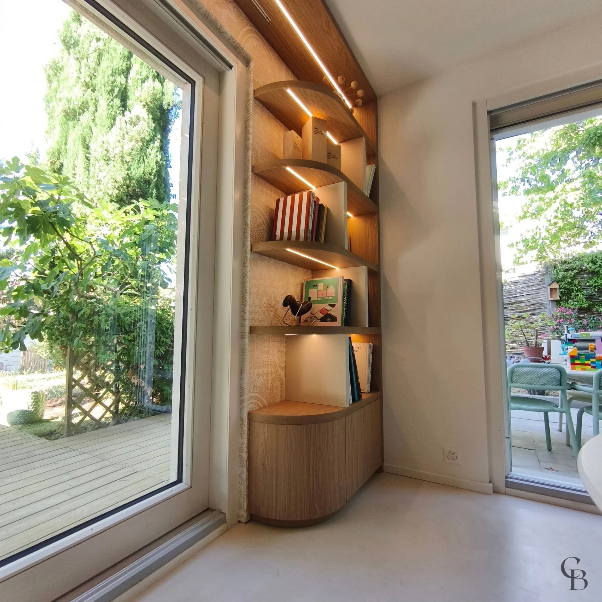 Étagère bibliothèque sur mesure en bois avec éclairage LED intégré réalisée par Concept & Bois dans un salon à Nyon.