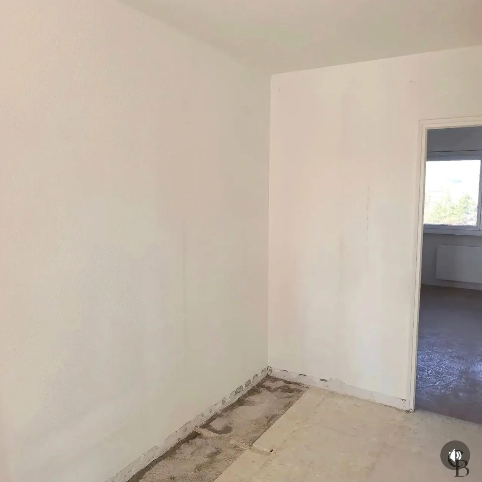 Avant l'intervention de Concept & Bois, cette entrée disposait d'un espace vide offrant peu de possibilités de rangement. Ce projet d'agencement sur mesure a permis de transformer cette zone en une entrée fonctionnelle avec une armoire d'entrée sur m