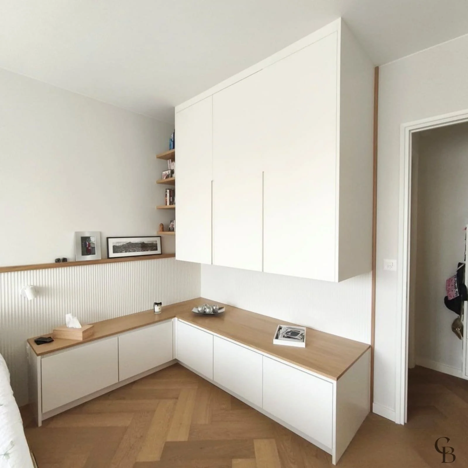 Cette vue met en valeur l'équilibre entre design et fonctionnalité imaginé par Concept & Bois. Le mobilier de chambre sur mesure combine armoires suspendues, meubles bas et finitions en chêne afin d'optimiser le rangement tout en créant une atmosphèr