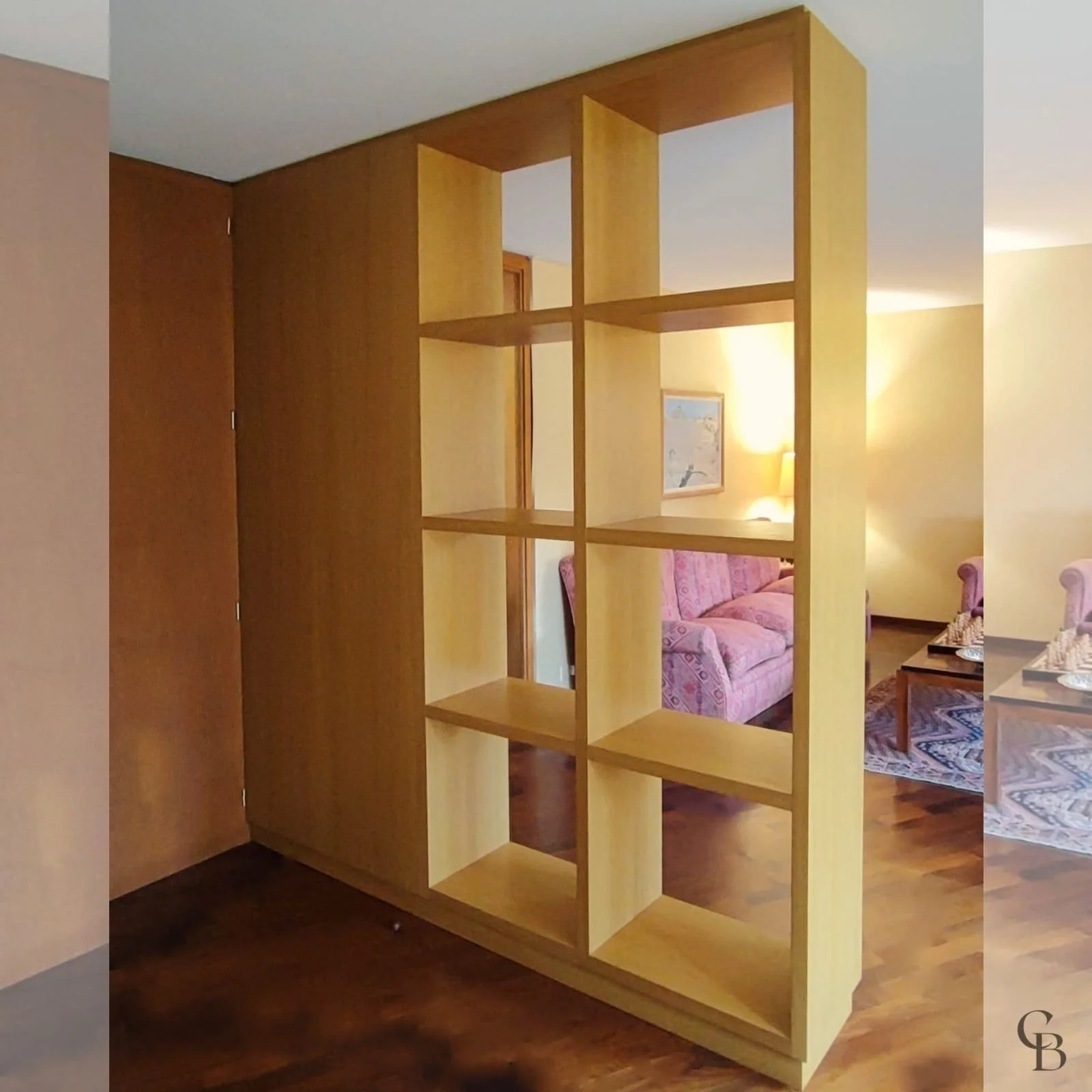 Bibliothèque séparatrice d’espace sur mesure en bois, vue depuis l’autre côté de la pièce