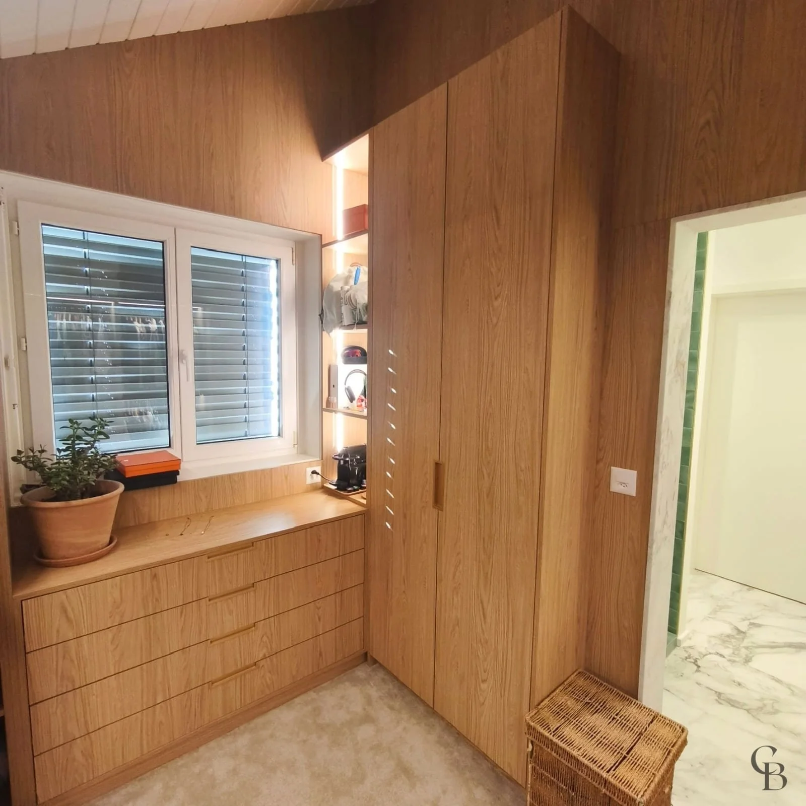 Armoire sur mesure avec portes battantes, détecteurs d'ouverture et éclairage LED intégré, réalisée par Concept & Bois dans un dressing à Nyon.