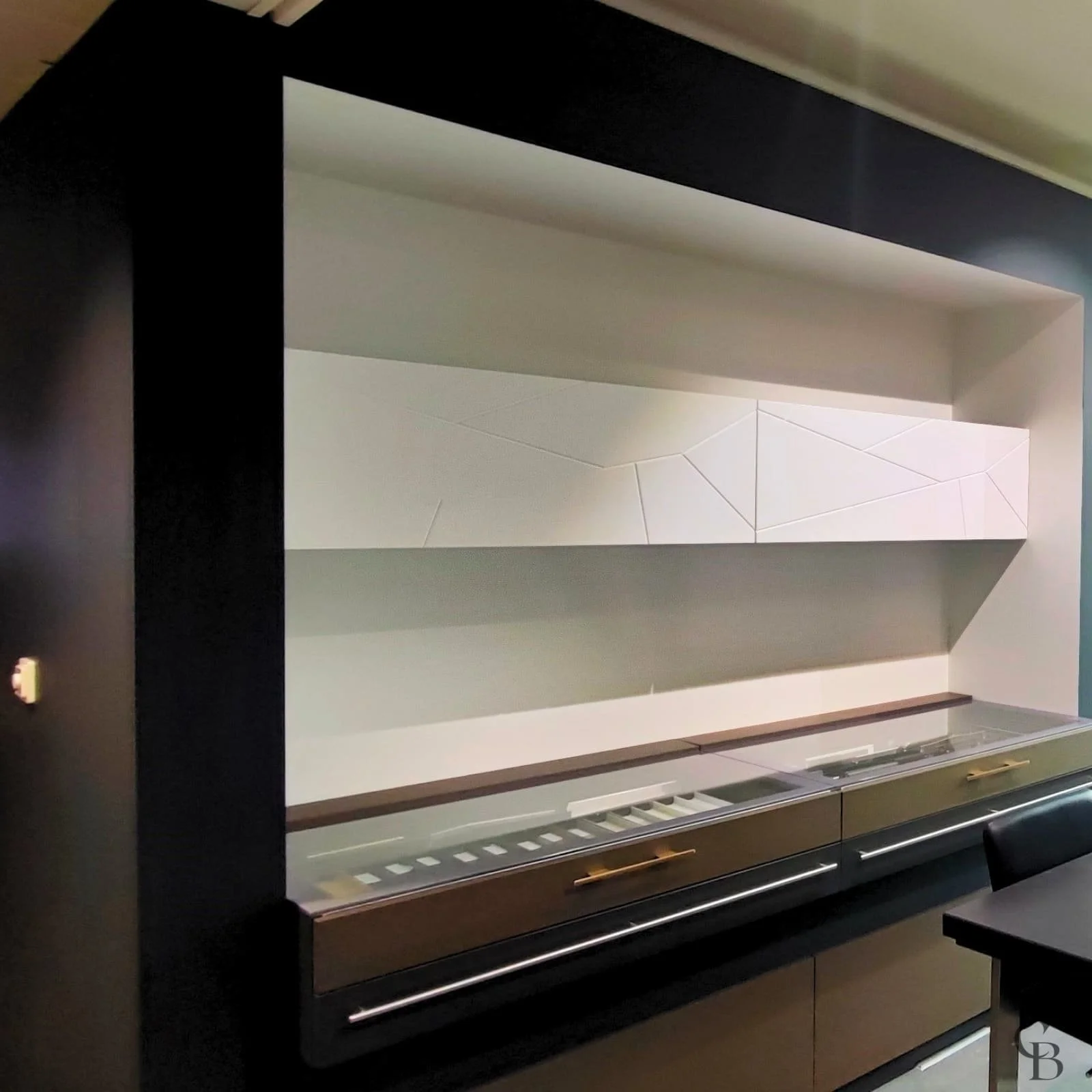 Concept & Bois a réalisé cet espace d'exposition sur mesure afin de présenter différents matériaux, décors et finitions. 

Ce mobilier permet aux visiteurs du showroom de comparer les solutions disponibles pour leurs futurs projets d'agencement intér