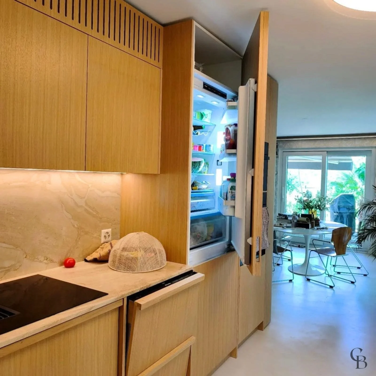 Réfrigérateur intégré dans une cuisine sur mesure réalisée à Nyon par Concept & Bois