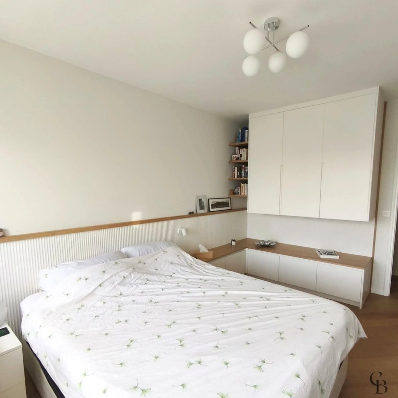 Cette réalisation illustre l'approche globale de Concept & Bois. Chaque élément de cet aménagement de chambre sur mesure a été conçu pour créer un intérieur harmonieux, offrant davantage de rangement sans alourdir visuellement l'espace.
