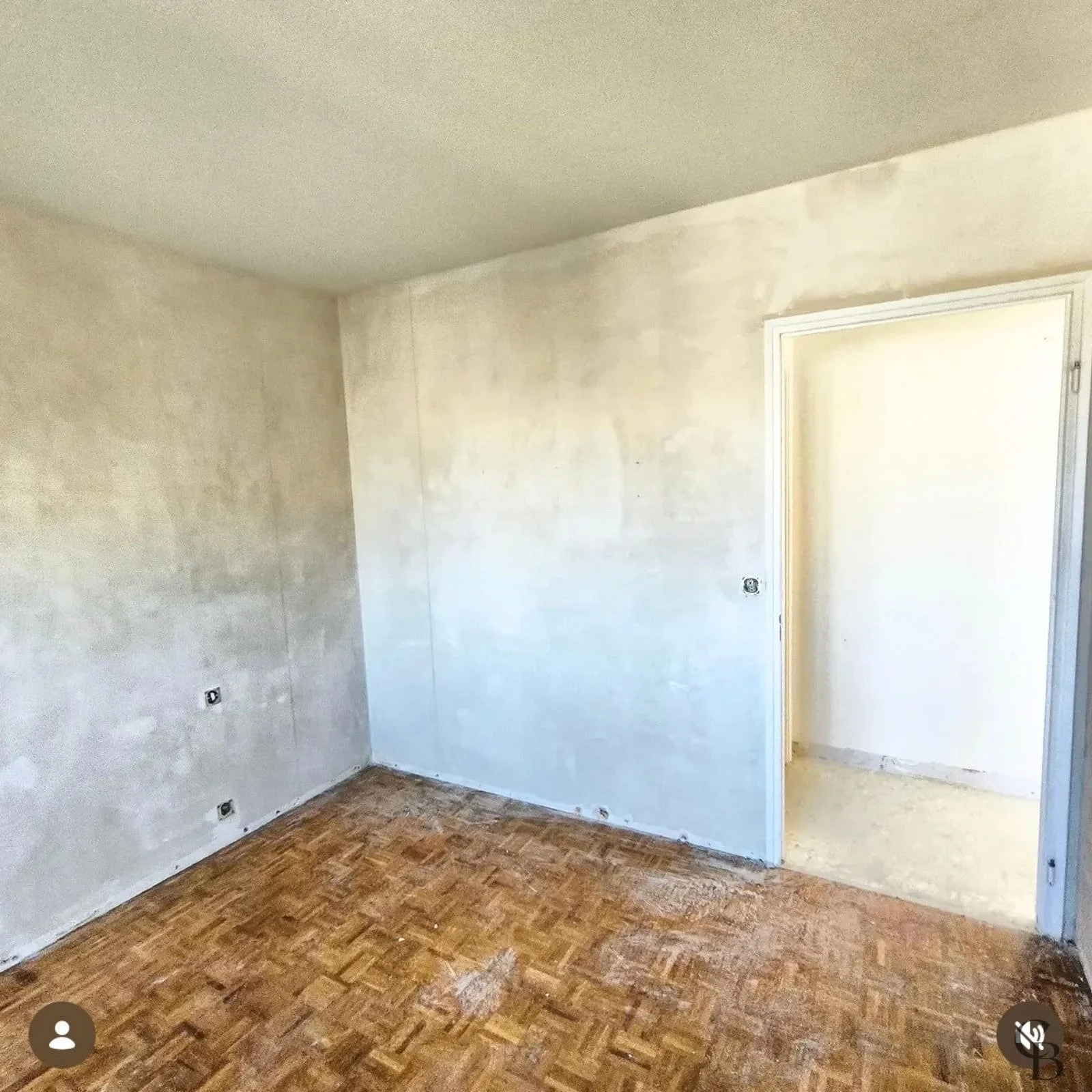 Avant l'intervention de Concept & Bois, cette chambre ne bénéficiait d'aucun aménagement intégré. Ce projet a permis de créer un mobilier sur mesure optimisant chaque mètre carré tout en apportant élégance, confort et fonctionnalité.