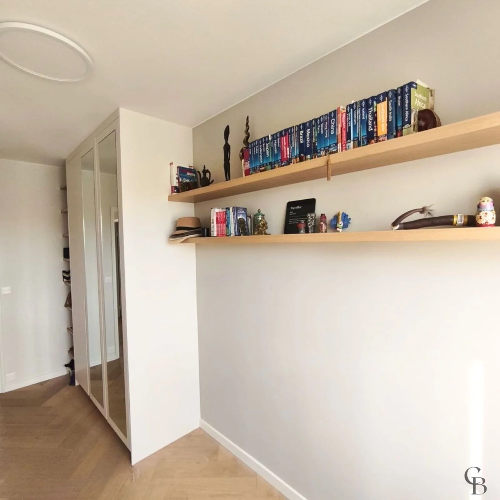Cette réalisation associe une armoire sur mesure à des étagères murales en chêne afin de créer un espace harmonieux, chaleureux et fonctionnel. Chaque élément a été conçu par Concept & Bois pour optimiser le rangement tout en apportant une touche con