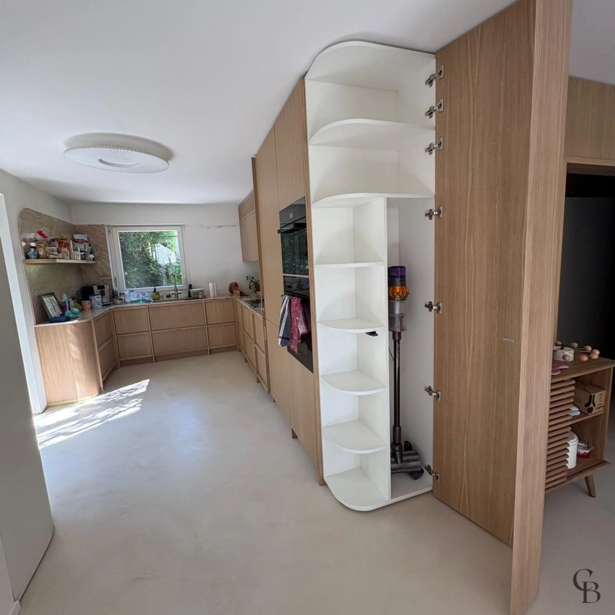 Une armoire technique sur mesure dissimule élégamment les équipements tout en restant facilement accessible.