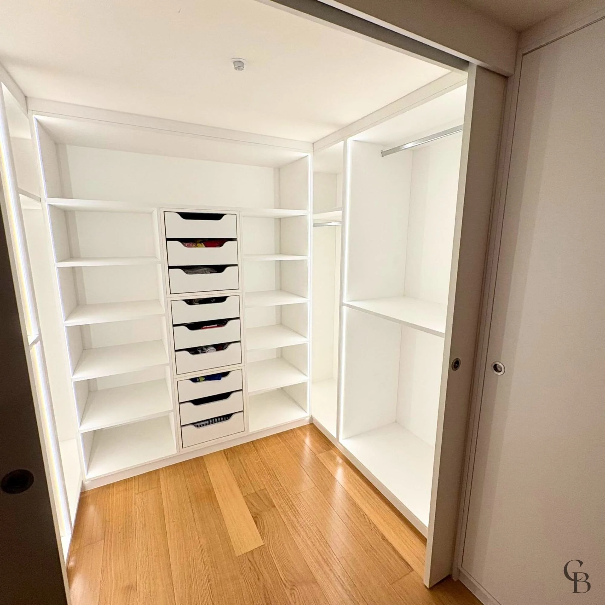 Dressing sur mesure avec portes coulissantes blanches réalisé à Genève