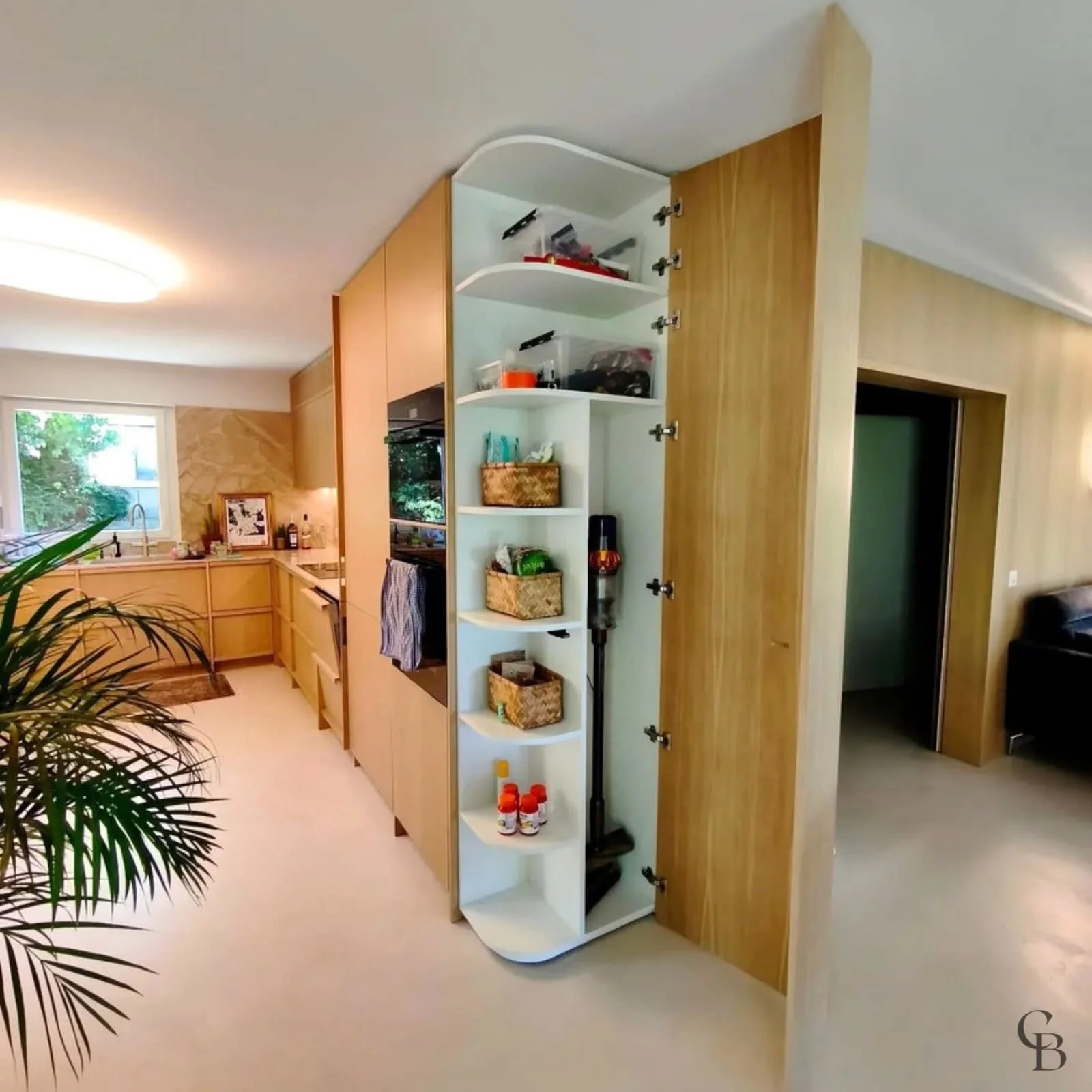 Rangement intégré sur mesure ouvert dans un agencement intérieur à Genève